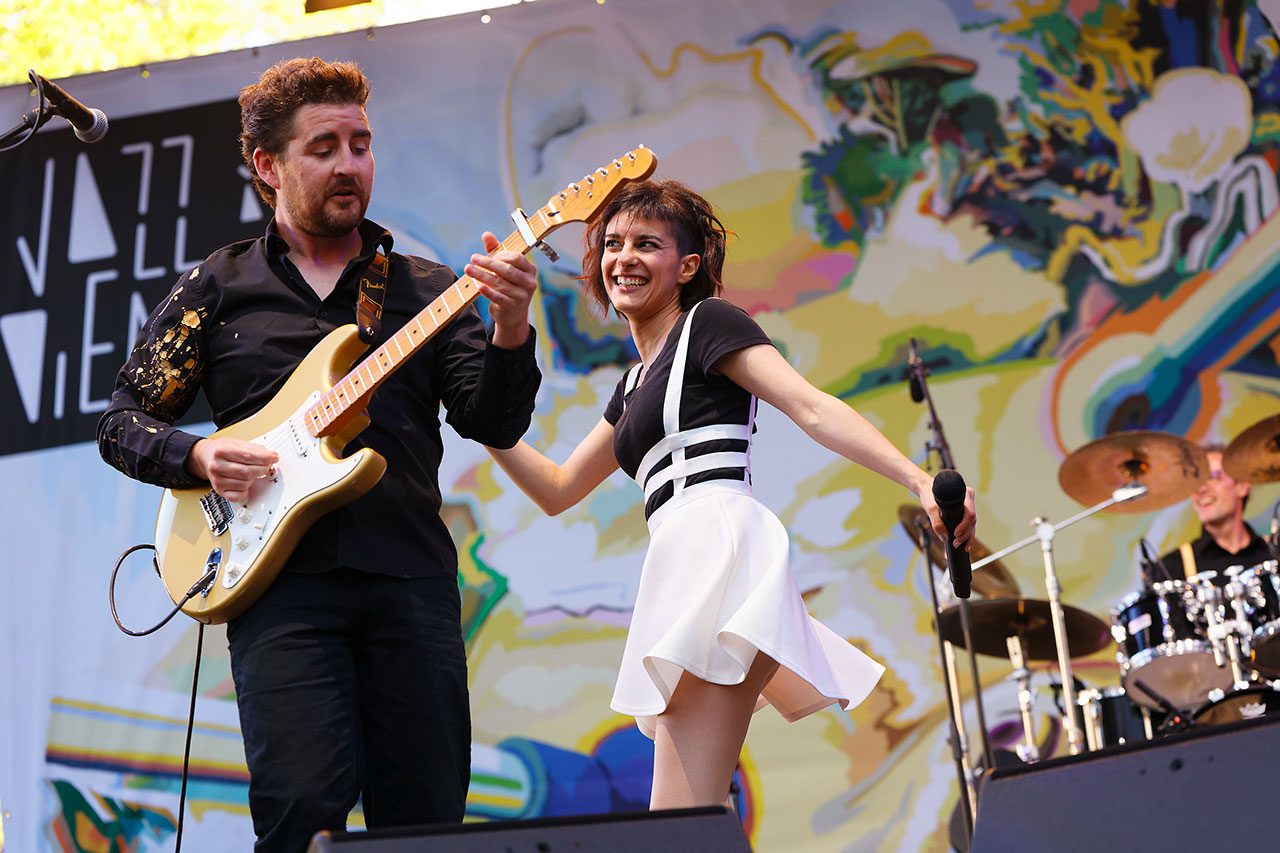 LITTLE MOUSE & THE HUNGRY CATS - France